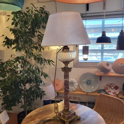 Ancien pied de lampe à pétrole en marbre transformé en lampe à poser après restauration — XIX ème