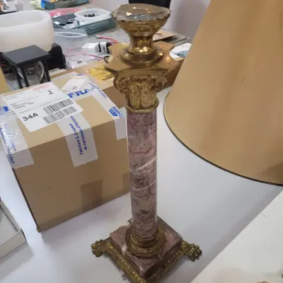 Ancien pied de lampe à pétrole en marbre transformé en lampe à poser avant restauration — XIX ème