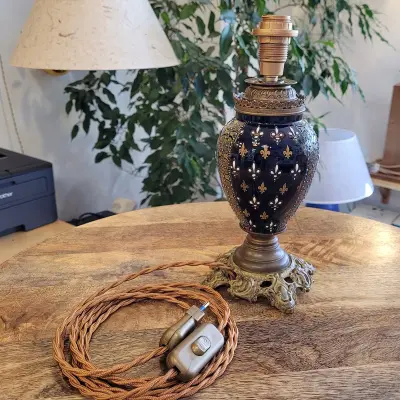 Ancienne lampe à pétrole en faïence émaillée à décor doré compartimenté après restauration — Fin XIXe / début XXe siècle