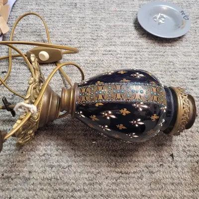 Ancienne lampe à pétrole en faïence émaillée à décor doré compartimenté avant restauration — Fin XIXe / début XXe siècle