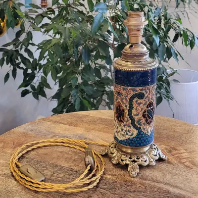 Ancienne lampe à pétrole réservoir céramique émaux cloisonnés sur faïence après restauration — 1920 à 1940