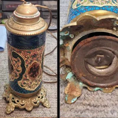 Ancienne lampe à pétrole réservoir céramique émaux cloisonnés sur faïence avant restauration — 1920 à 1940